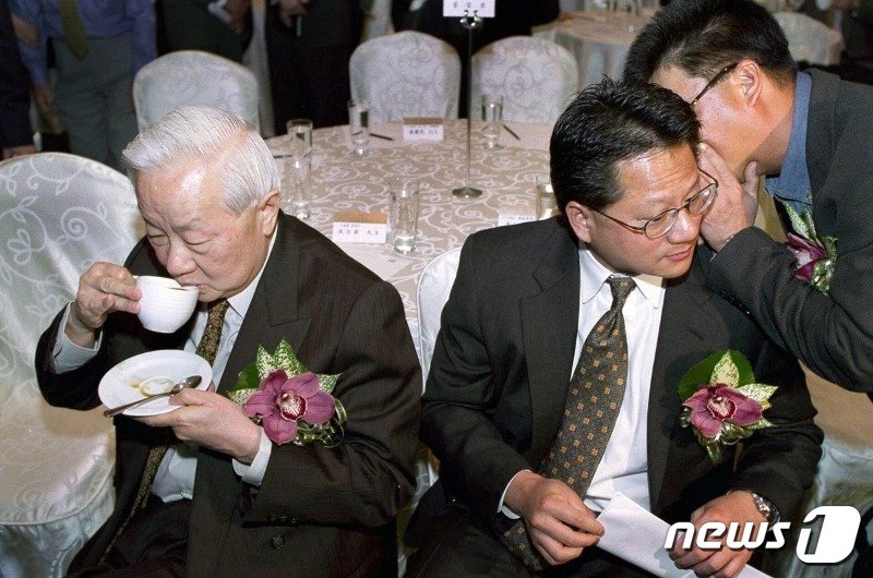 본문 이미지 - 모리스 창과 젠슨 황. 2002년에 한 반도체 모임에서 찍은 사진이다. - 블룸버그 갈무리