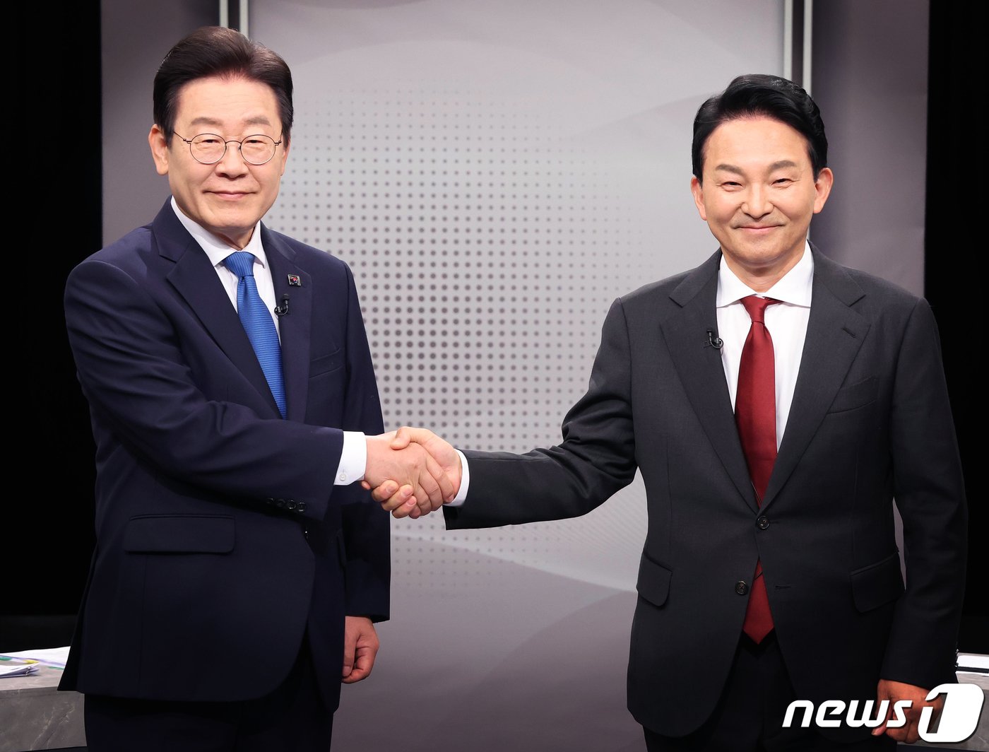 본문 이미지 - 인천 계양을 후보인 더불어민주당 이재명, 국민의힘 원희룡 후보가 1일 오후 경기 부천시 OBS 경인TV에서 진행된 제22대 국회의원선거 인천 계양을 후보자 토론회에 앞서 기념촬영을 하고 있다. 2024.4.1/뉴스1 ⓒ News1 국회사진취재단