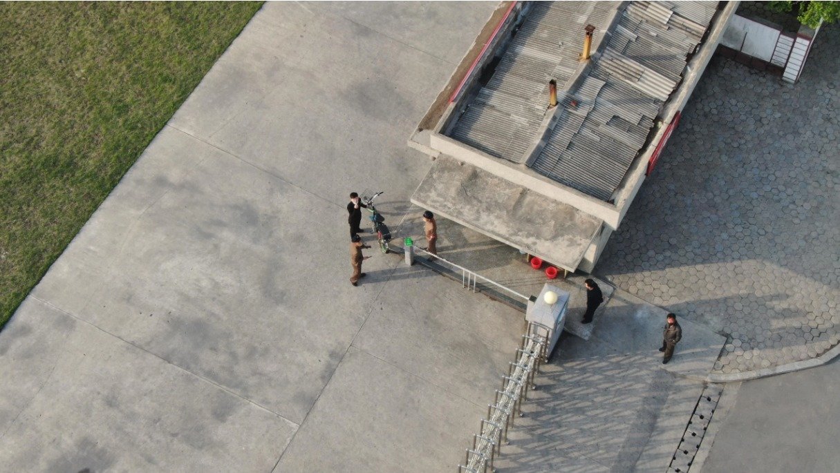 본문 이미지 - 미국의 소셜미디어(SNS) '레딧'에 올라온 드론 촬영물. 게시자는 지난 2020년 단둥에서부터 북한 신의주시를 촬영한 영상이라고 주장했다. (레딧 갈무리)  