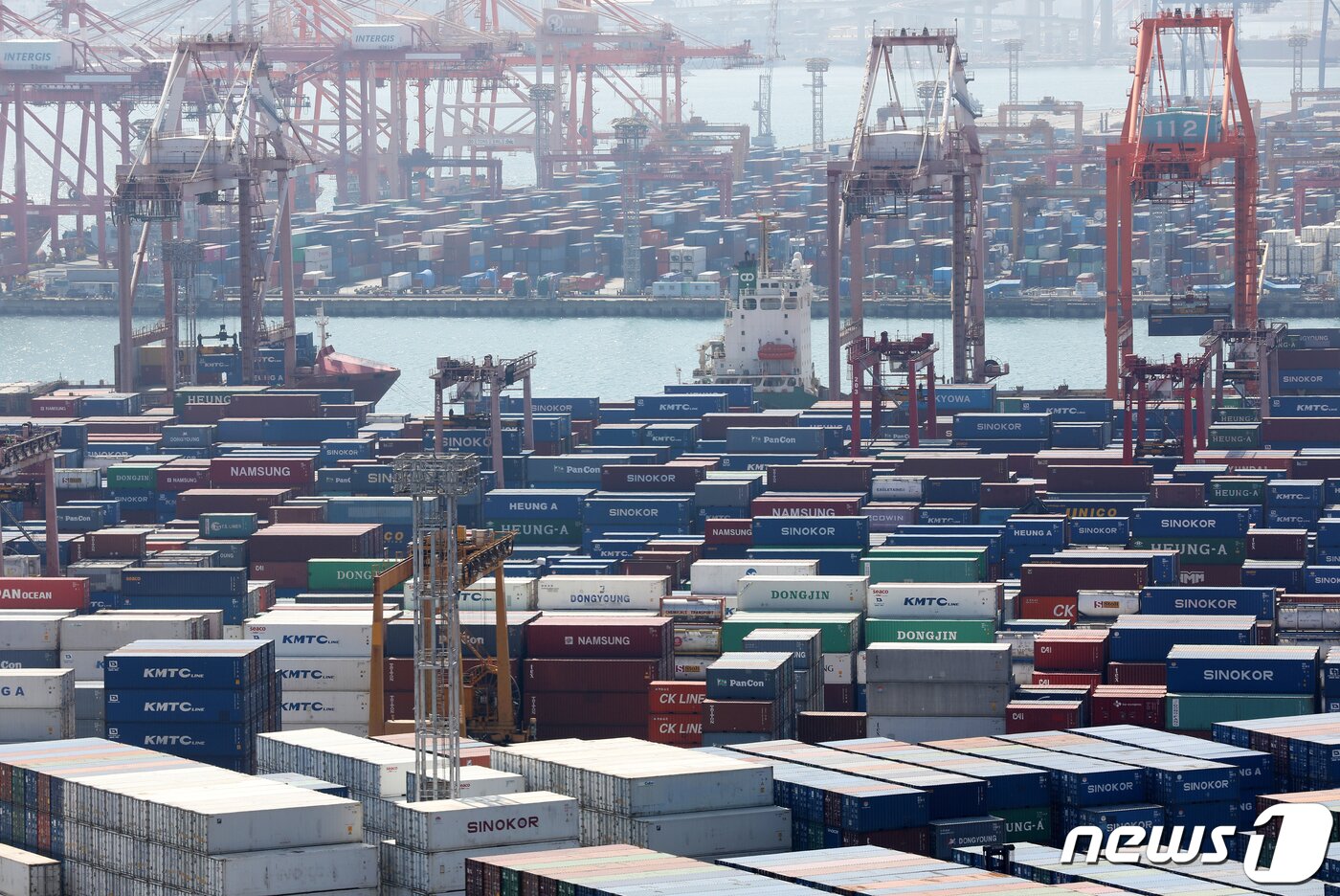 본문 이미지 - 부산항 신선대부두와 감만부두 야적장에 컨테이너가 가득 쌓여 있다. /2024.4.1/ⓒ News1 윤일지 기자