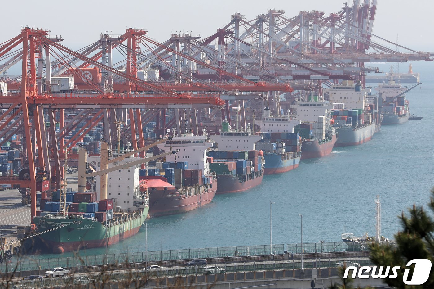 본문 이미지 - 1일 부산항 신선대부두에서 컨테이너 하역작업이 진행되고 있다. 2024.4.1/뉴스1 ⓒ News1 윤일지 기자