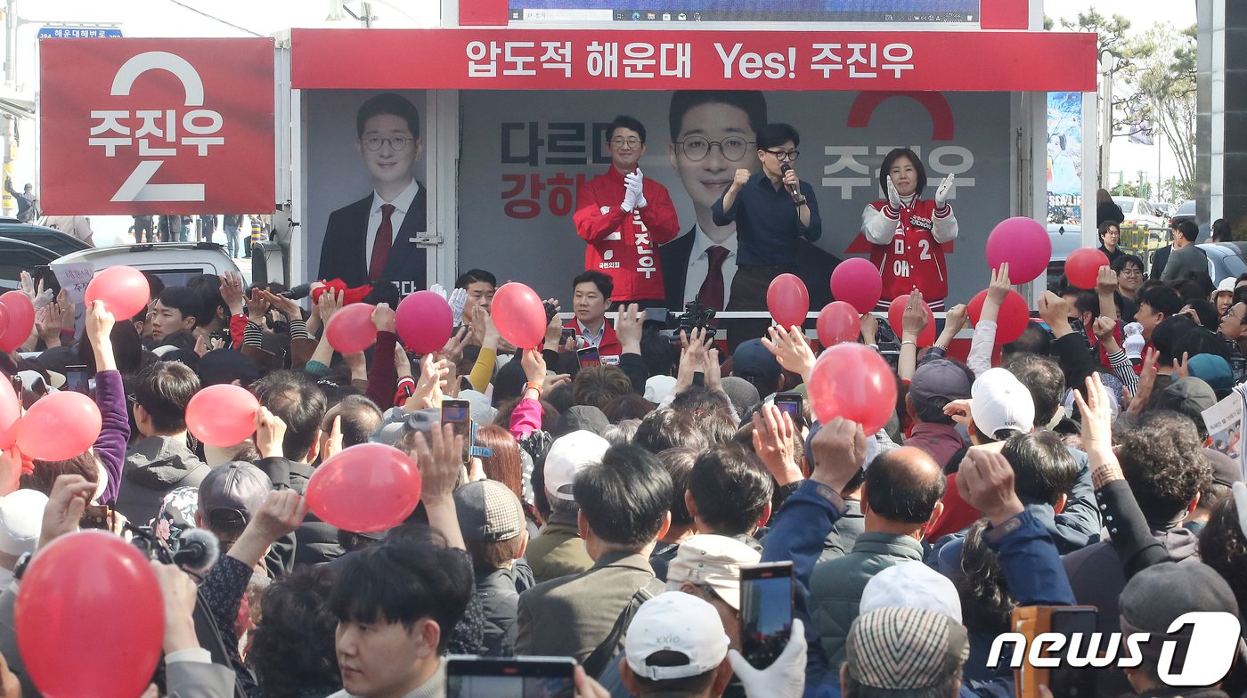 한동훈 국민의힘 총괄선거대책위원장이 1일 오후 부산 해운대구 선셋비즈니스호텔 앞에서 열린 &#39;국민의힘으로 해운대살리기&#39; 지원유세에서 주진우 부산 해운대갑 후보, 김미애 부산 해운대을 후보와 함께 지지를 호소하고 있다. 2024.4.1/뉴스1 ⓒ News1 임세영 기자