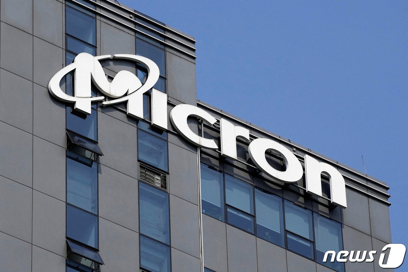 본문 이미지 - 상하이 지사에 설치된 마이크론 로고 ⓒ 로이터=뉴스1 ⓒ News1 박형기 기자