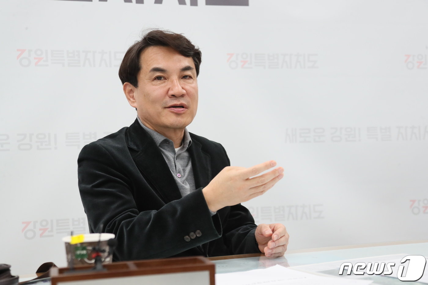 본문 이미지 - 김진태 강원지사가 1일 도청에서 열린 기자 간담회에서 발언을 하고 있다.(강원도 제공)/뉴스1