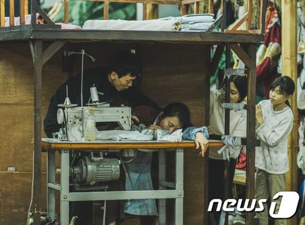 본문 이미지 - 22대 총선에 출마한 개혁신당 장도국 후보가 2021년 전태일 열사 51주기를 맞아 열린 '연극 전태일-네 이름은 무엇이냐'에서 전태일 역을 맡고 있다.(본인 제공)2024.4.1./뉴스1