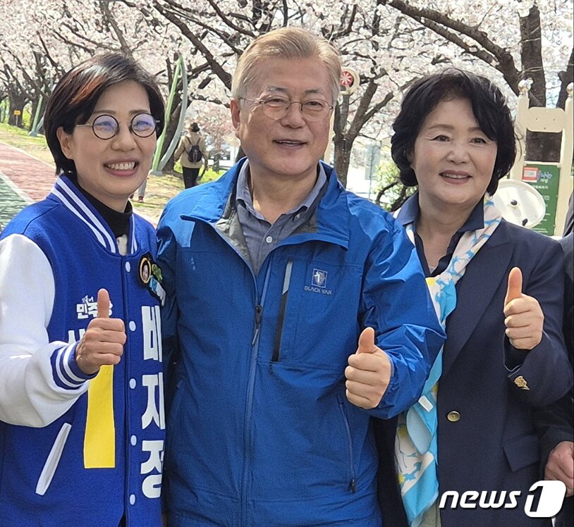 본문 이미지 - 문재인 전 대통령과 부인 김정숙 여사가 1일 부산 사상구 낙동제방벚꽃길에서 제22대 국회의원 선거 부산 사상구에 출마한 배재정 더불어민주당 후보와 함께 기념촬영을 하고 있다. (독자 제공) 2024.4.1/뉴스1 ⓒ News1 ,송원영 기자
