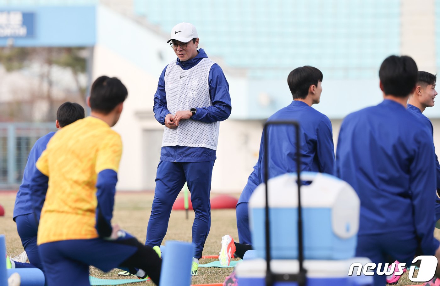 황선홍 대한민국 올림픽 축구대표팀 감독이 1일 오후 이천 부발읍 이천시종합운동장에서 2024 아시아축구연맹&#40;AFC&#41; U23 아시안컵을 앞두고 열린 훈련에서 선수들과 대화를 하고 있다. 2024.4.1/뉴스1 ⓒ News1 이재명 기자