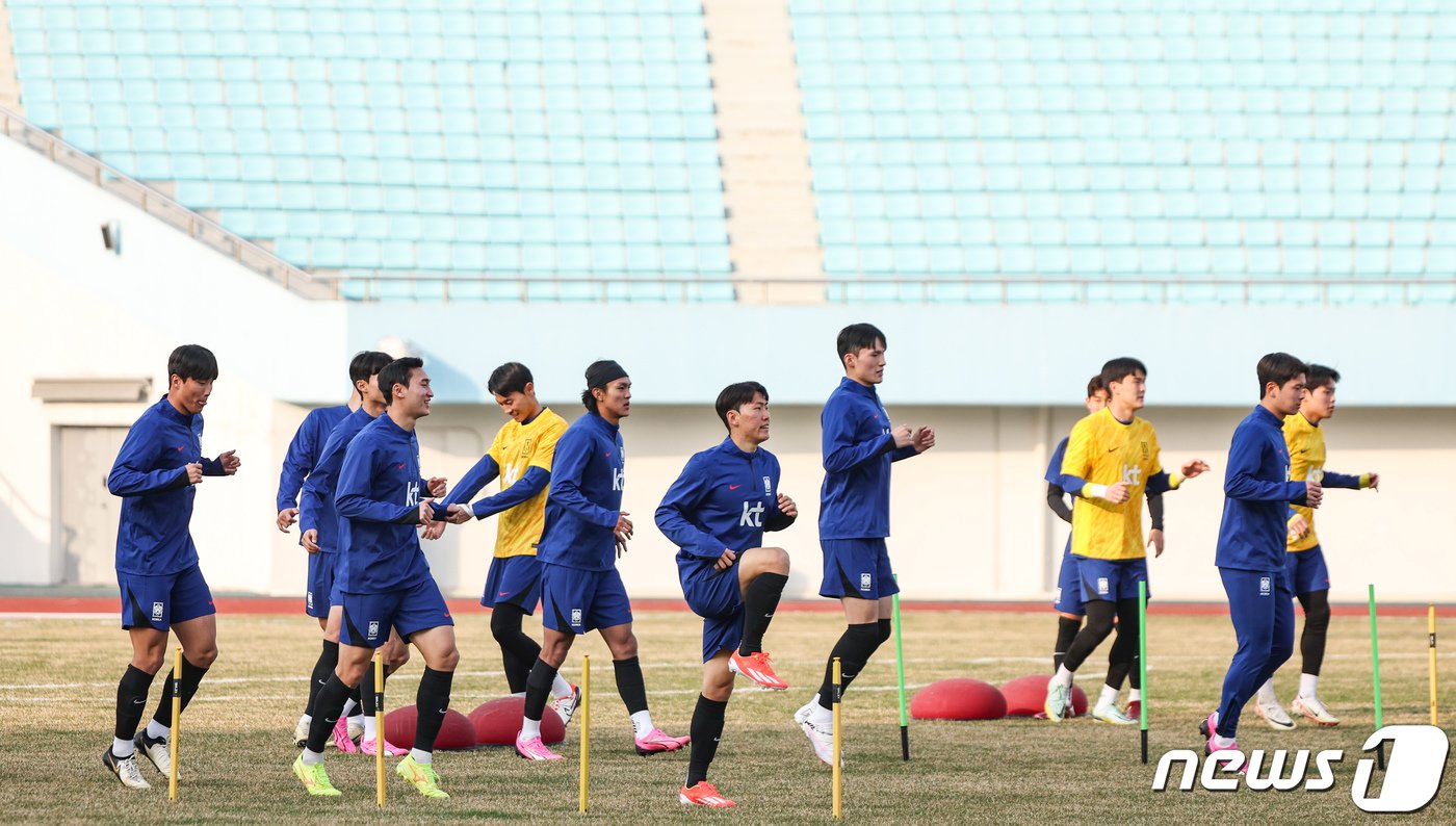 대한민국 올림픽 축구대표팀 선수들이 1일 오후 이천 부발읍 이천시종합운동장에서 2024 아시아축구연맹&#40;AFC&#41; U23 아시안컵을 앞두고 훈련을 하고 있다. 2024.4.1/뉴스1 ⓒ News1 이재명 기자