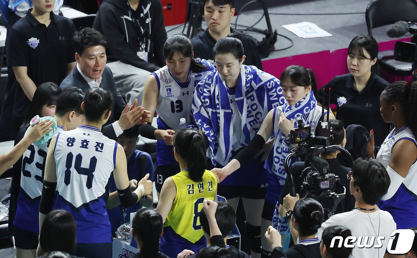 본문 이미지 - 1일 오후 인천 삼산월드체육관 열린 프로배구 '도드람 2023-2024 V리그' 여자부 챔피언결정전 3차전 흥국생명과 현대건설의 경기에서 현대건설 강성형 감독이 작전지시를 하고 있다. 2024.4.1/뉴스1 ⓒ News1 김민지 기자
