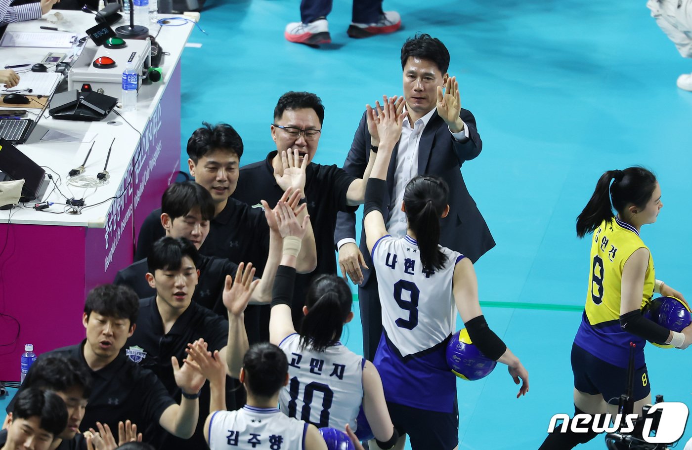 본문 이미지 - 1일 오후 인천 삼산월드체육관 열린 프로배구 '도드람 2023-2024 V리그' 여자부 챔피언결정전 3차전 흥국생명과 현대건설의 경기에서 현대건설 강성형 감독이 선수들과 하이파이브를 하고 있다. 2024.4.1/뉴스1 ⓒ News1 김민지 기자