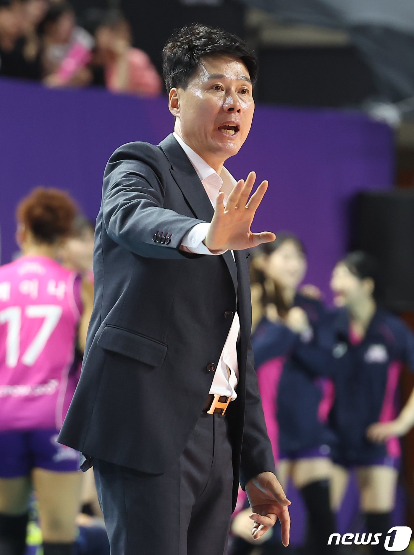 본문 이미지 - 1일 오후 인천 삼산월드체육관 열린 프로배구 '도드람 2023-2024 V리그' 여자부 챔피언결정전 3차전 흥국생명과 현대건설의 경기에서 현대건설 강성형 감독이 작전지시를 하고 있다. 2024.4.1/뉴스1 ⓒ News1 김민지 기자