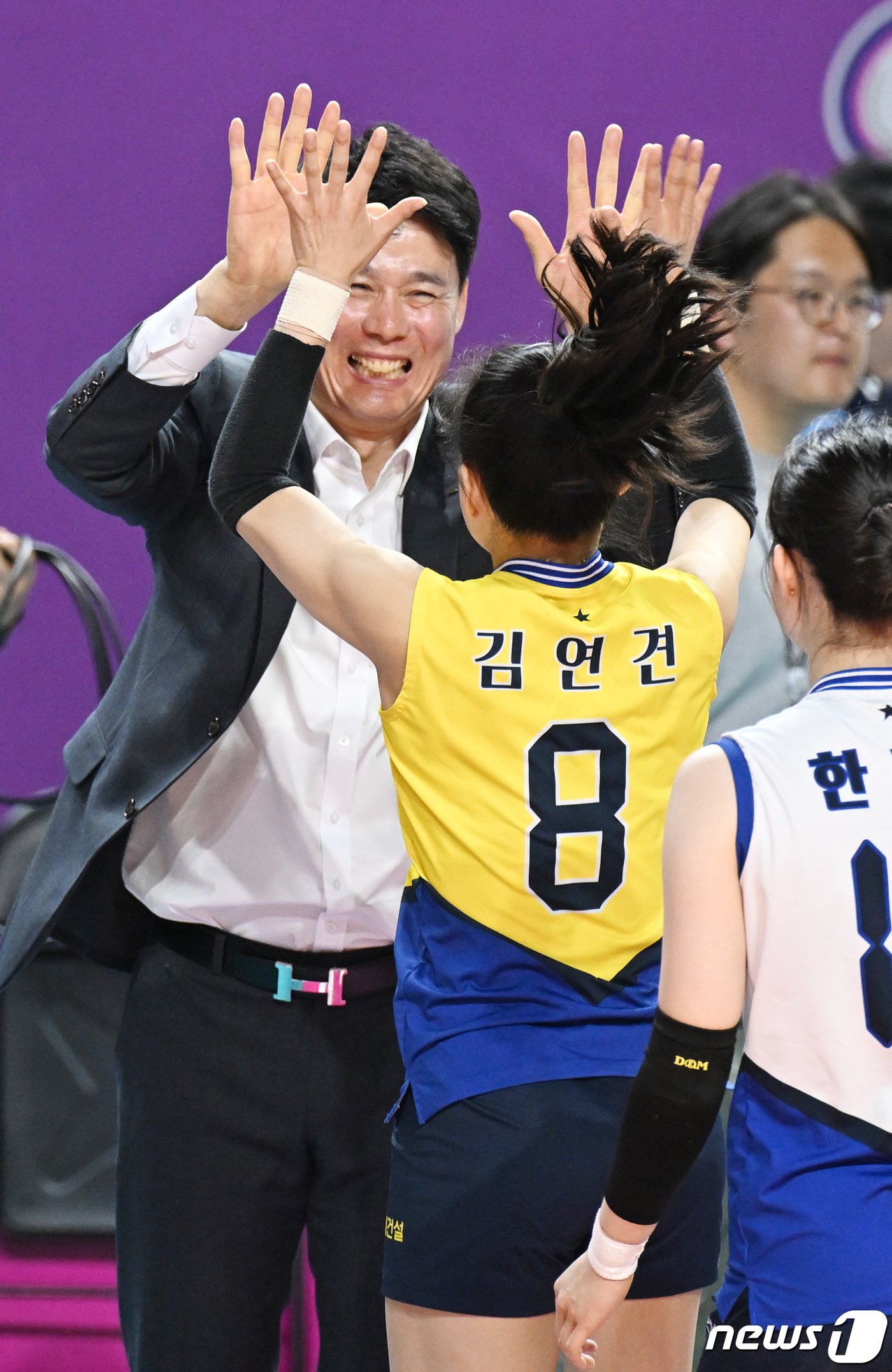 본문 이미지 - 강성형 현대건설 감독이 1일 열린 챔피언결정전 3차전 흥국생명 전에서 리베로 김연견과 하이파이브 하고 있다. (KOVO 제공)