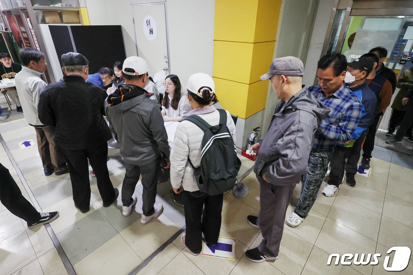 본문 이미지 - 제22대 국회의원선거 투표일을 맞은 10일 오전 서울 강북구 수유중앙시장 상가에 마련된 수유3동 제4투표소를 찾은 유권자들이 본인 확인을 받기 위해 길게 줄을 서 있다. 2024.4.10/뉴스1 ⓒ News1 민경석 기자