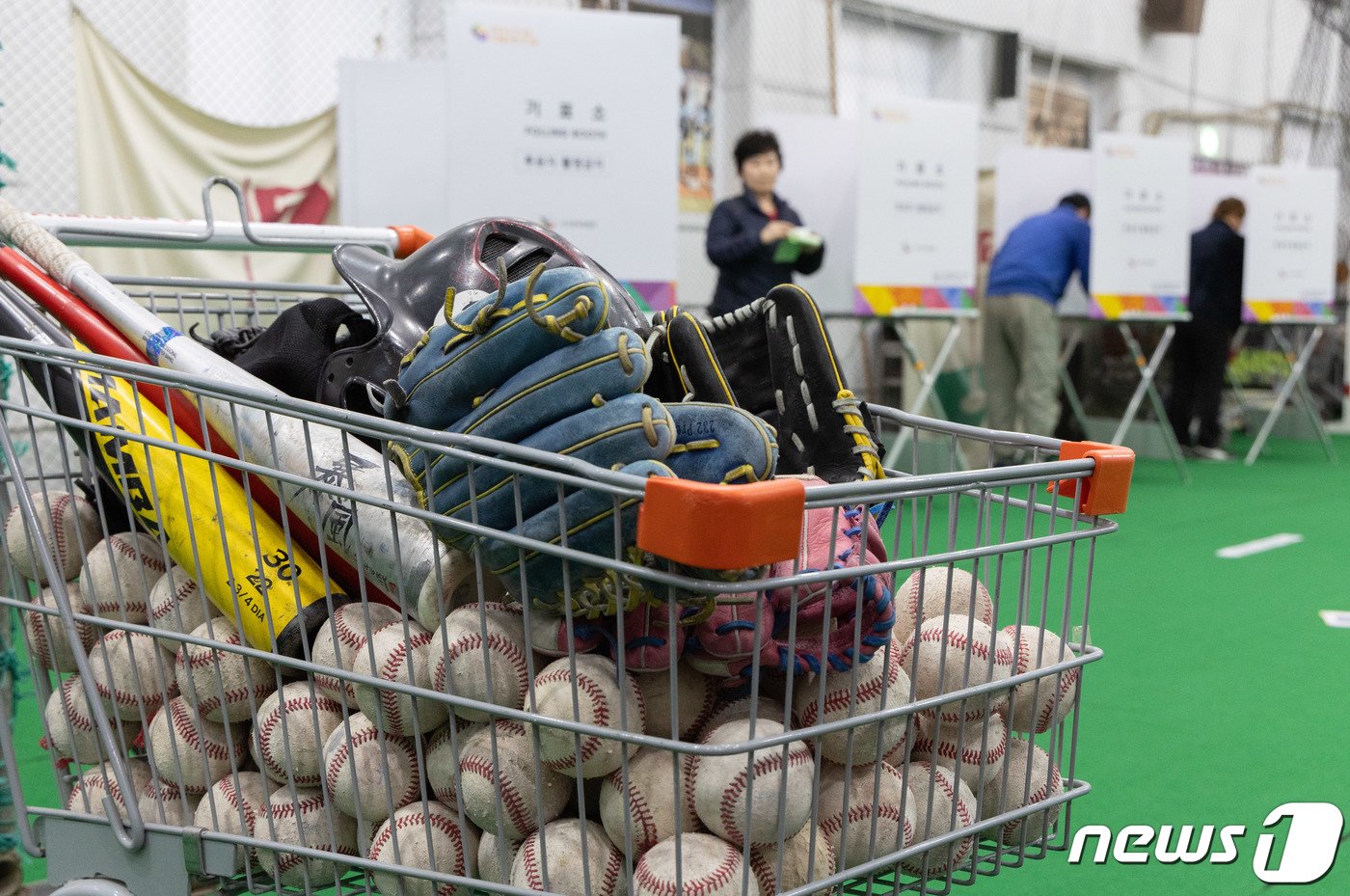 제22대 국회의원선거 투표일인 10일 오전 서울 중구 청구초등학교 야구부 실내훈련장에 마련된 투표소에서 유권자들이 투표를 하고 있다. 2024.4.10/뉴스1 ⓒ News1 이재명 기자