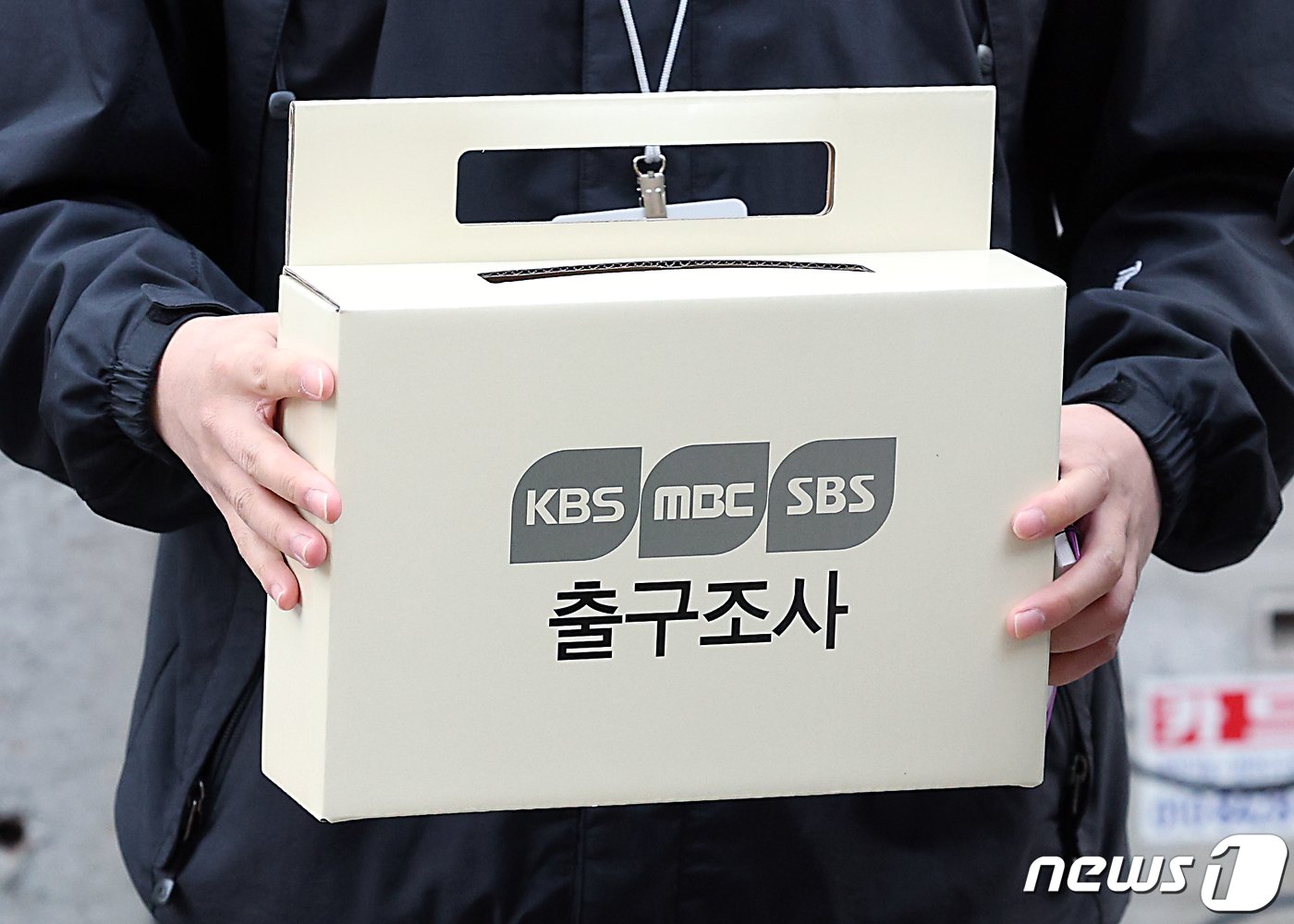 본문 이미지 - 제22대 국회의원 선거일인 10일 오전 서울특별시 서초구 사평대로 고도일병원 제2별관에 마련된 반포1동 제4투표소에서 방송사 출구조사원들이 투표를 마친 유권자를 대상으로 출구조사를 하고 있다. 2024.4.9/뉴스1 ⓒ News1 박정호 기자