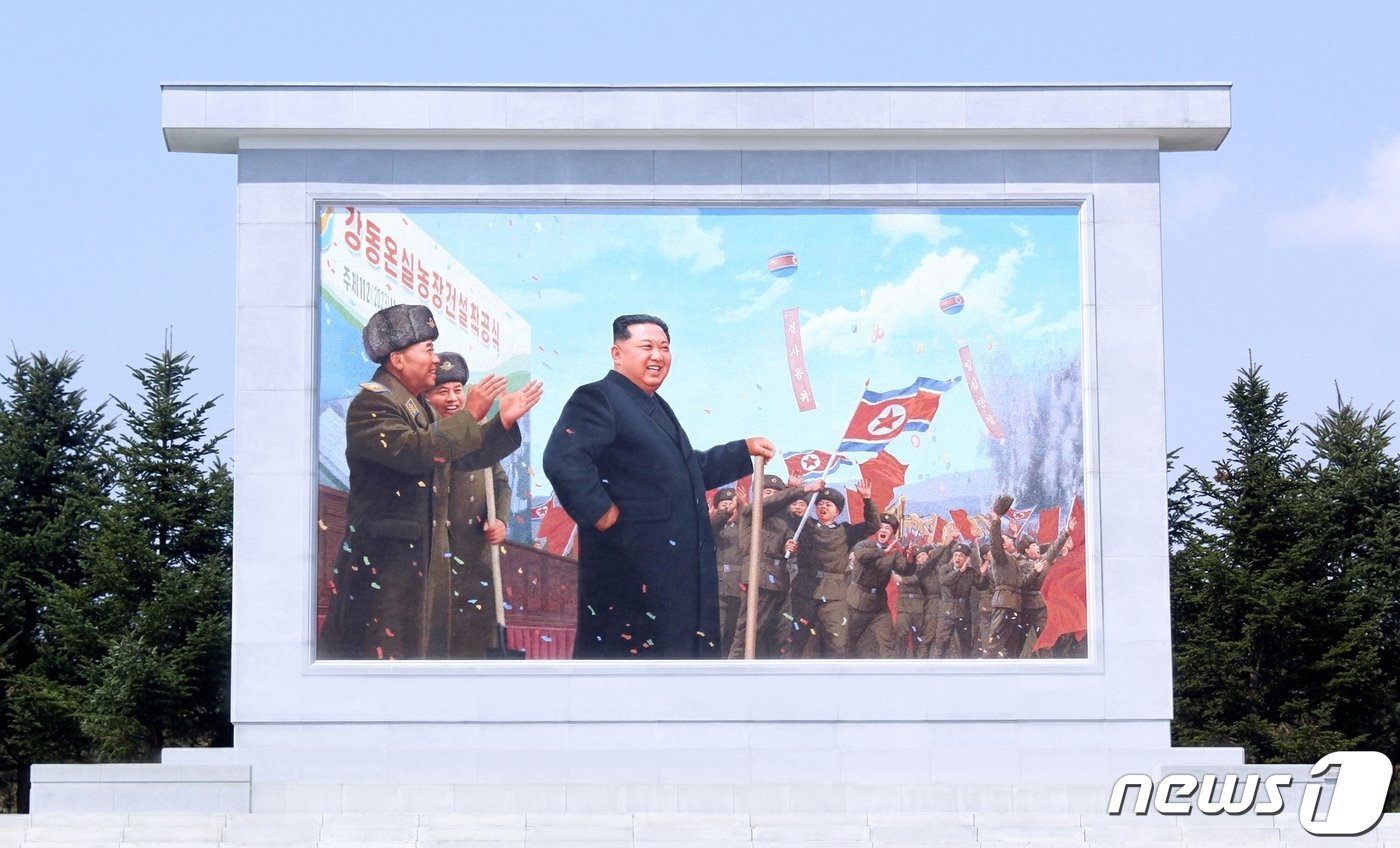 본문 이미지 - (평양 노동신문=뉴스1) = 강동종합온실농장에 김정은 총비서 모자이크벽화. [국내에서만 사용가능. 재배포 금지. DB 금지. For Use Only in the Republic of Korea. Redistribution Prohibited] rodongphoto@news1.kr