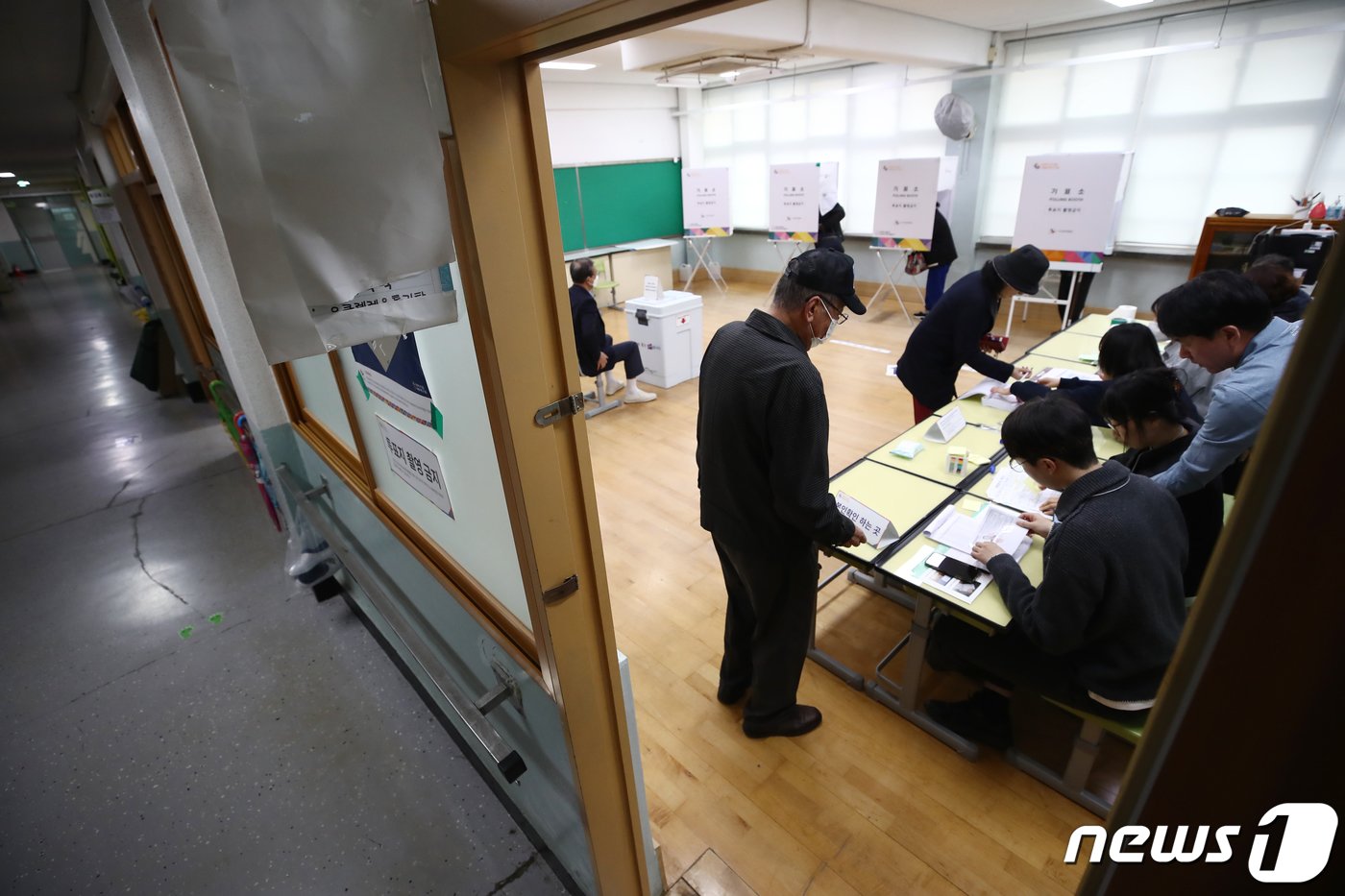 제22대 국회의원 선거일인 10일 오전 서울 영등포구 당중초등학교 방과후교실에 마련된 양평제1동 제1투표소를 찾은 유권자들이 소중한 한 표를 행사하고 있다. 2024.4.10/뉴스1 ⓒ News1 이광호 기자