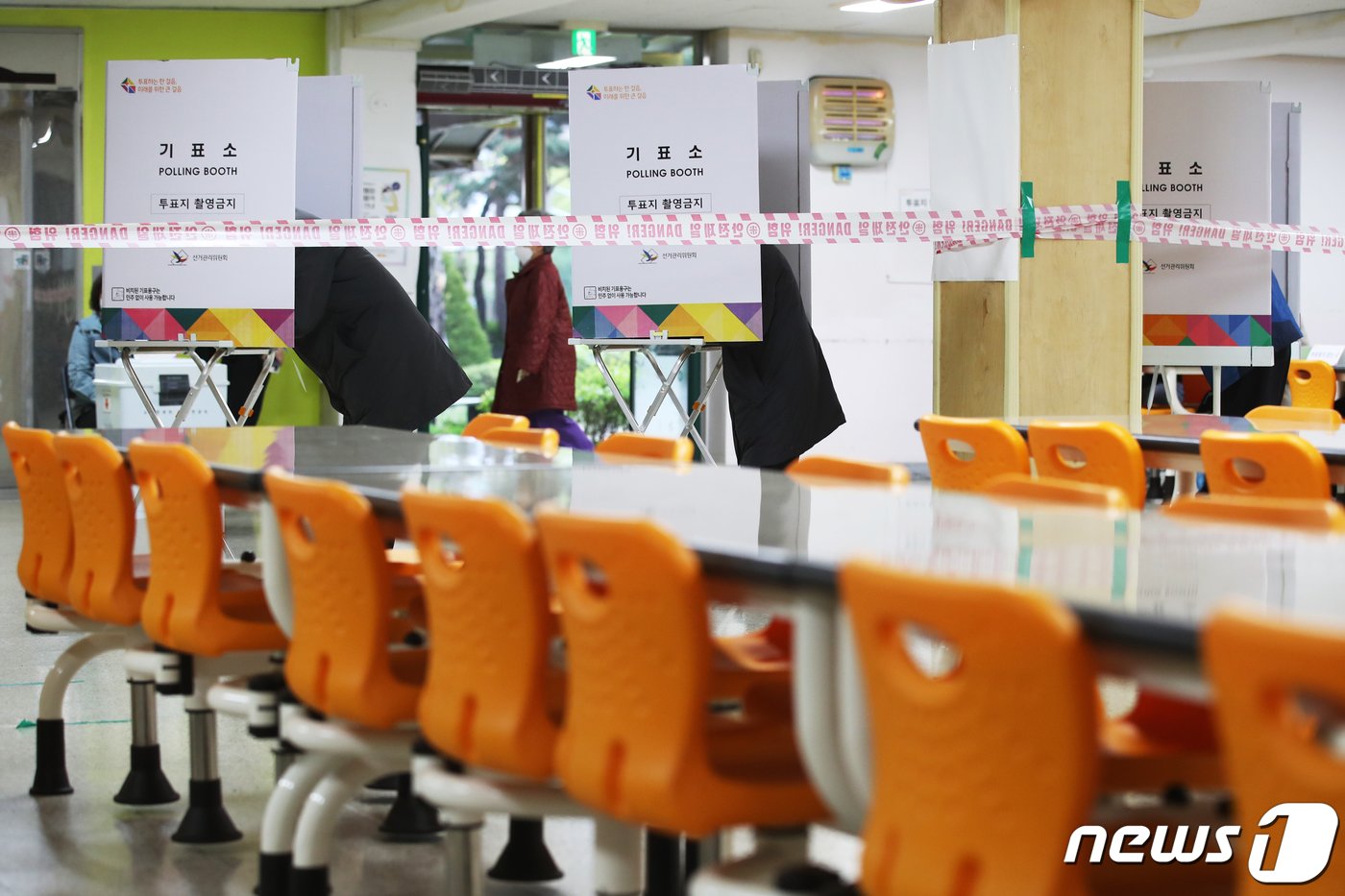 본문 이미지 - 제22대 국회의원 선거일인 10일 오전 서울 영등포구 당중초등학교 급식실에 마련된 양평제1동 제4투표소를 찾은 유권자들이 소중한 한 표를 행사하고 있다. 2024.4.10/뉴스1 ⓒ News1 이광호 기자