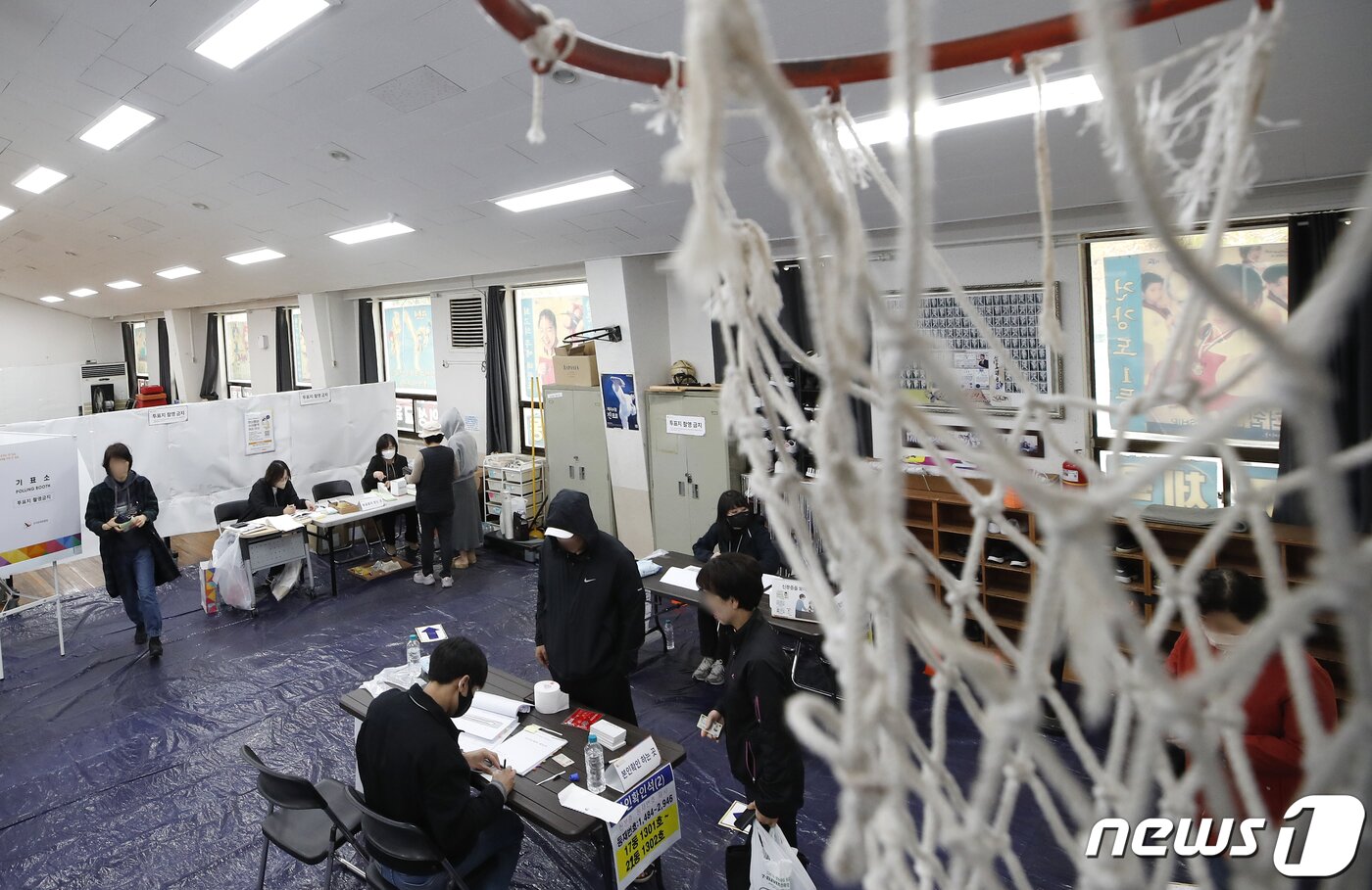본문 이미지 - 제22대 국회의원 선거일인 10일 오전 서울 노원구 이박사삼호체육관에 마련된 월계3동 제2투표소를 찾은 유권자들이 소중한 한 표를 행사하고 있다. 2024.4.10/뉴스1 ⓒ News1 권현진 기자