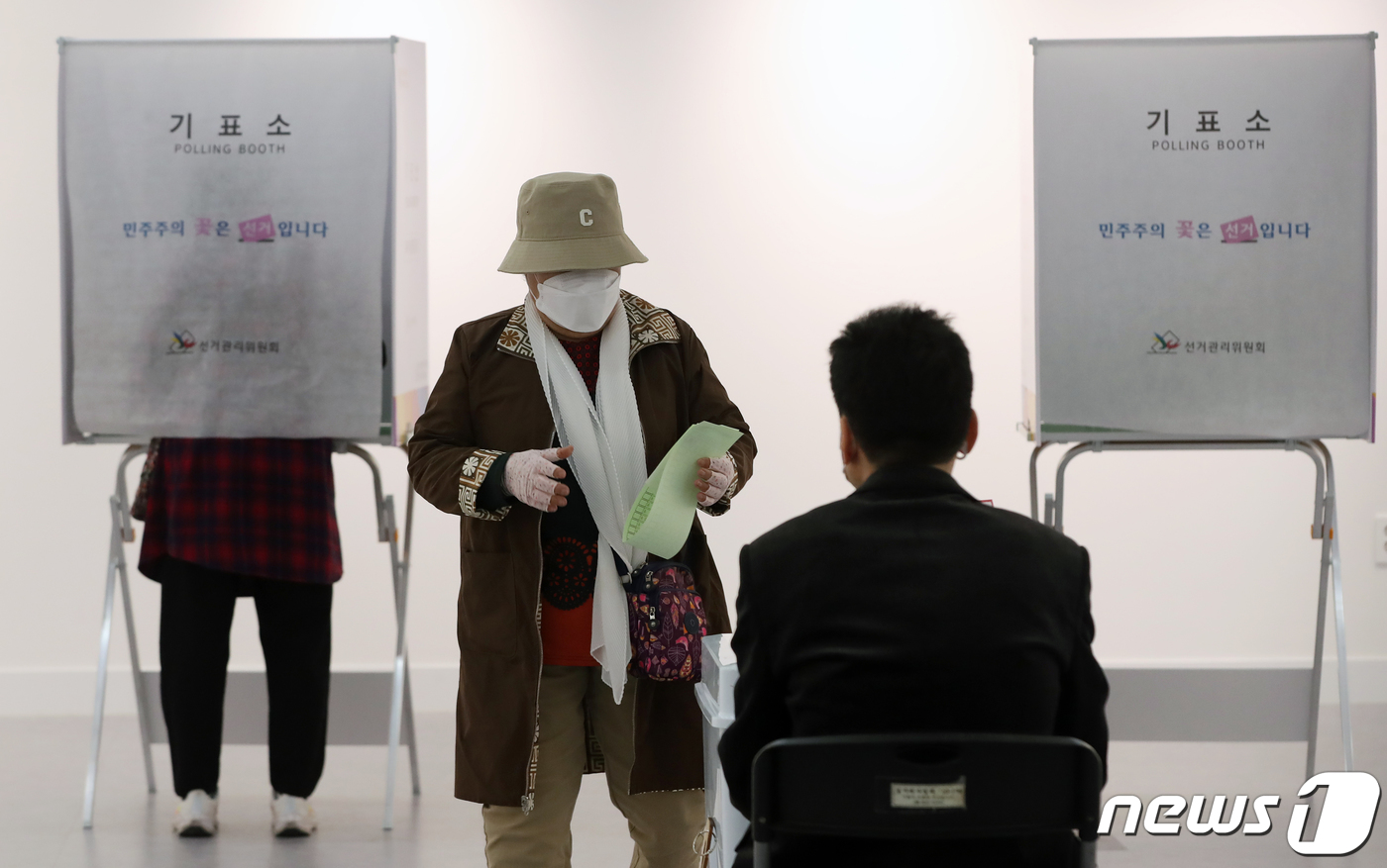 (부산=뉴스1) 윤일지 기자 = 제22대 국회의원 선거일인 10일 오전 부산 부산진구청 백양홀에 마련된 부암제1동 제4투표소에서 유권자가 투표를 하고 있다. 2024.4.10/뉴스 …