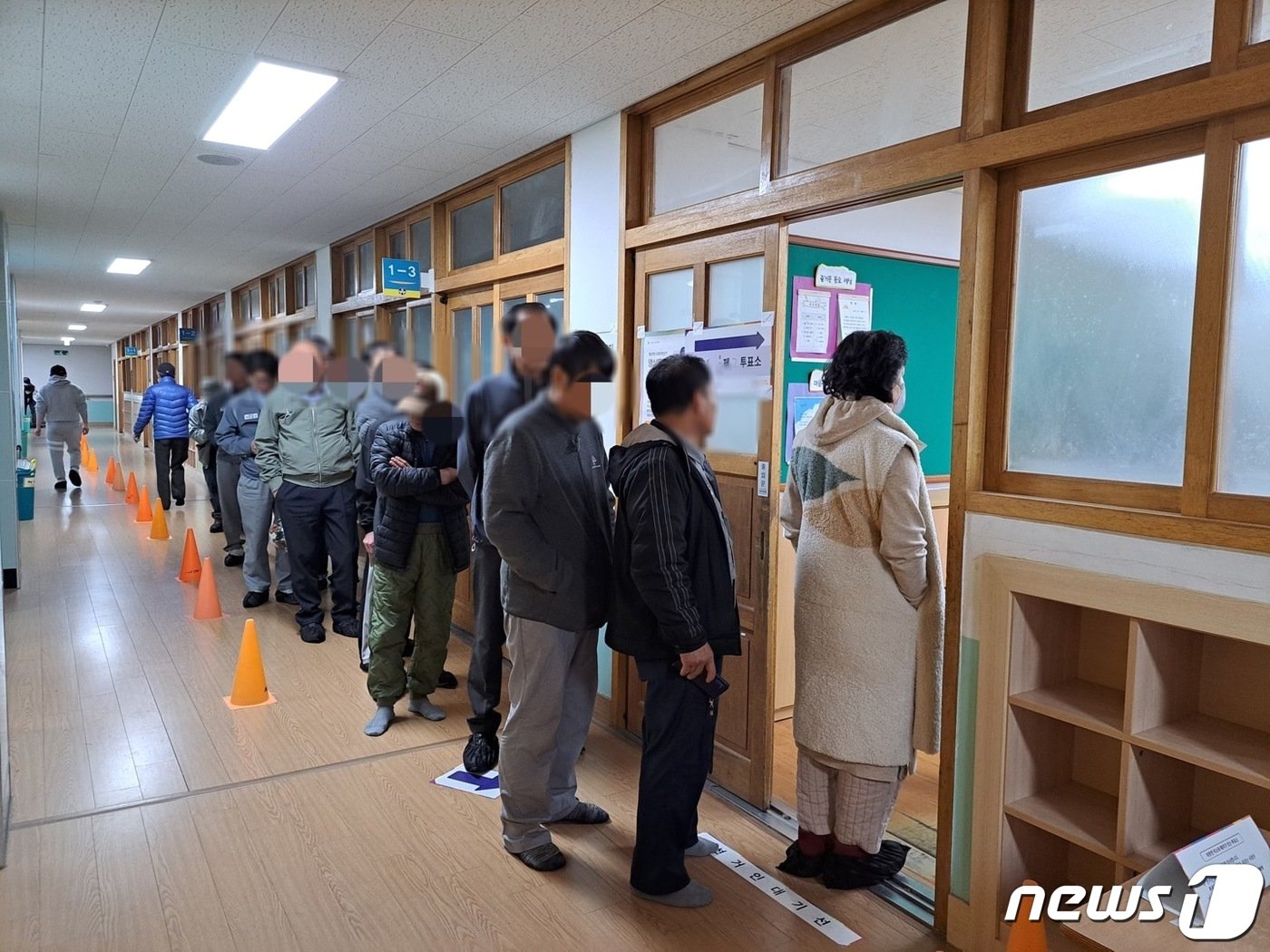 10일 거제시 양지초등학교 장평동 제2투표소 앞에서 유권자들이 대기하고 있다.2024.4.10/뉴스1 강미영 기자