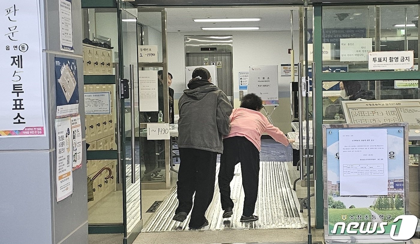 본문 이미지 - 22대 국회의원 선거일인 10일 오전 경남 진주시 판문동 제4투표소에서 한 어르신이 여성의 부축을 받으며 투표장으로 들어가고 있다.2024.4.10/뉴스1 한송학 기자