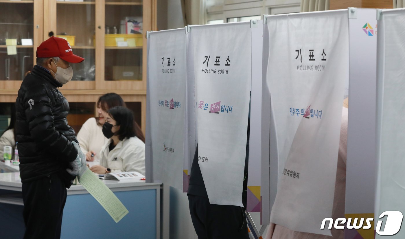 본문 이미지 - 제22대 국회의원 선거일인 10일 충북 청주시 흥덕구 대성중학교에 설치된 투표소에서 유권자들이 소중한 한 표를 행사하고 있다. 2024.4.10/뉴스1 ⓒ News1 김용빈 기자