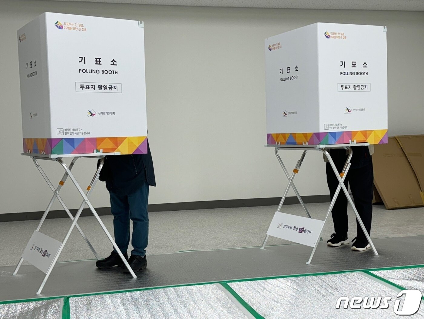 본문 이미지 - 10일 오전 만수1동제2투표소에서 유권자들이 투표하고 있다.2024.4.10 ⓒ News1 박소영 기자