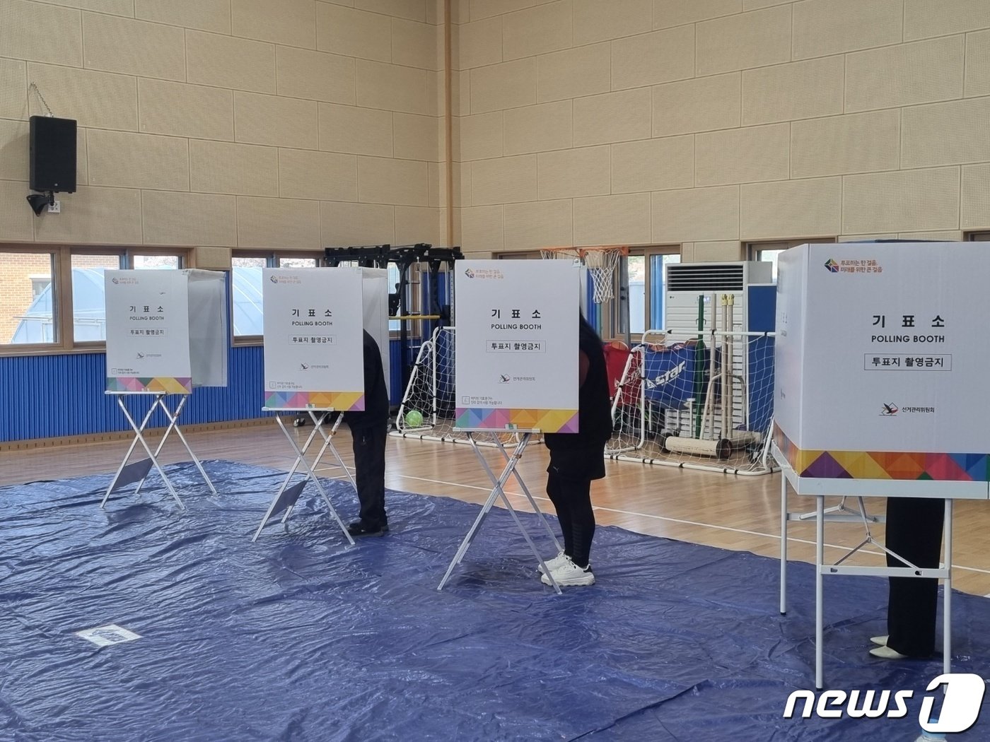 본문 이미지 - 제22대 국회의원 총선거 본투표일인 10일 지난해 4월 강릉산불 피해지에서 가장 가까운 강릉 경포대초등학교에 마련된 경포동 제2투표소에서 유권자들이 소중한 한 표를 행사하고 있다. 2024.4.10/뉴스1 윤왕근 기자