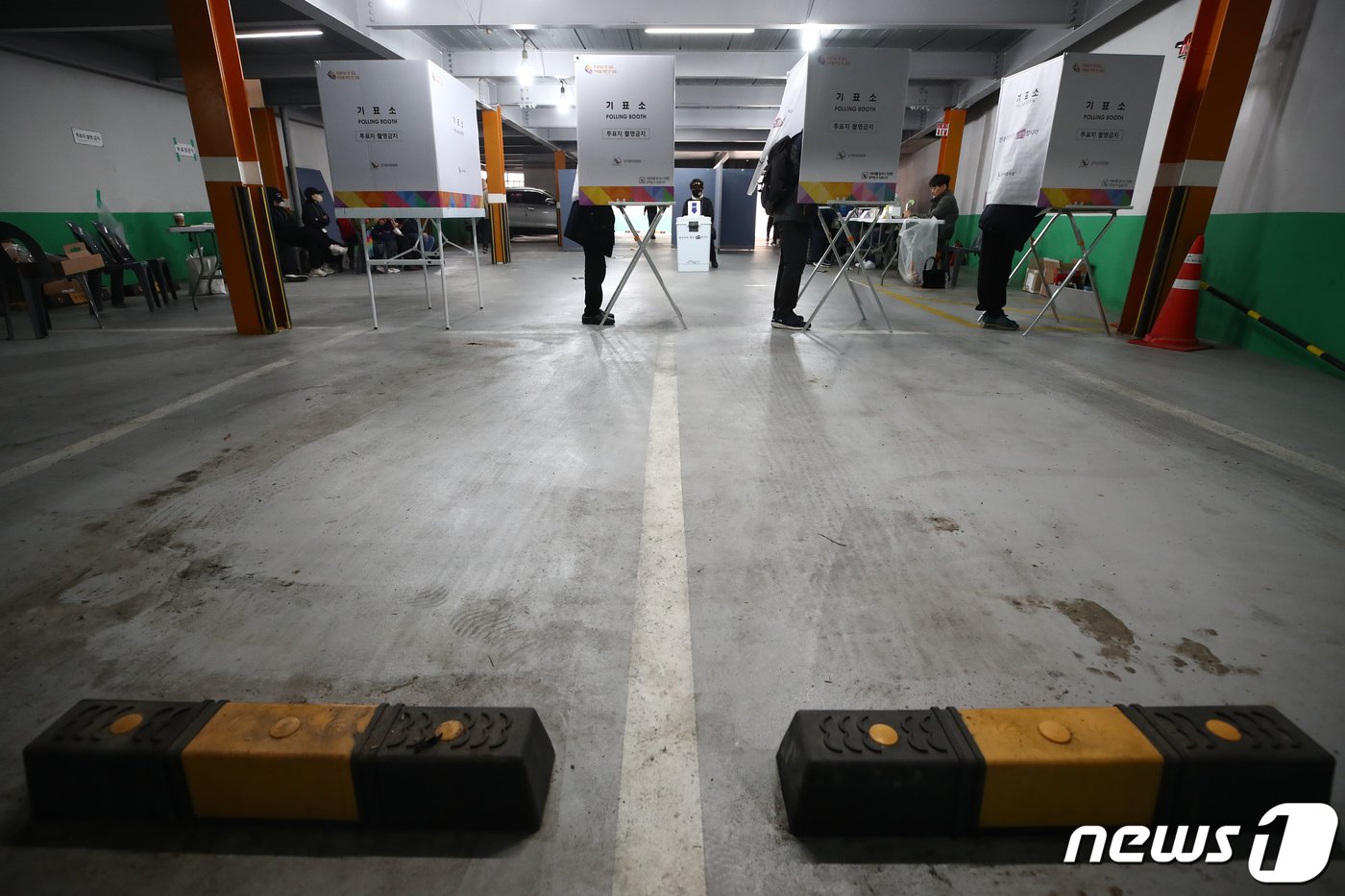 본문 이미지 - 제22대 국회의원 선거일인 10일 오전 서울 마포구 공덕 1-2공영주차장에 마련된 공덕동 제4투표소를 찾은 유권자들이 소중한 한 표를 행사하고 있다. 2024.4.10/뉴스1 ⓒ News1 이광호 기자