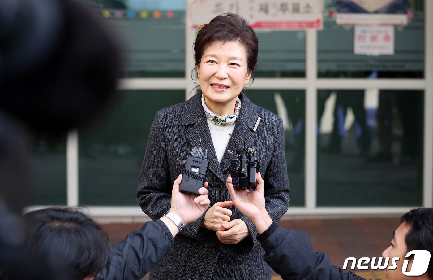 박근혜 전 대통령이 제22대 국회의원 선거일인 10일 대구 달성군 유가읍 대구비슬초등학교에 마련된 유가읍 제3투표소에서 투표를 마친 뒤 취재진에게 소감을 밝히고 있다. 2024.4.10/뉴스1 ⓒ News1 공정식 기자