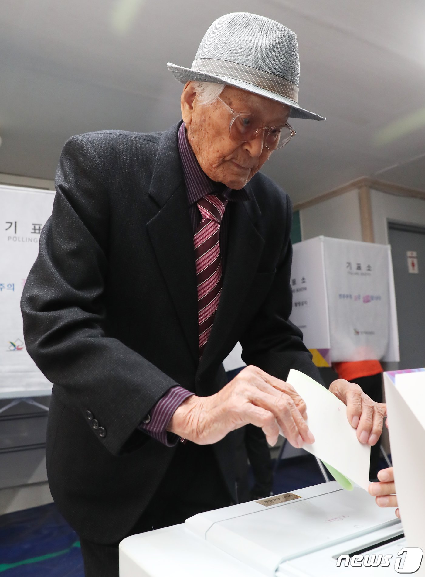 제22대 국회의원 선거일인 10일 오전 부산 부산진구 신개금엘지아파트에 마련된 개금제3동 제8투표소에서 108세 유권자인 이순동 어르신이 소중한 한 표를 행사하고 있다. 2024.4.10/뉴스1 ⓒ News1 윤일지 기자