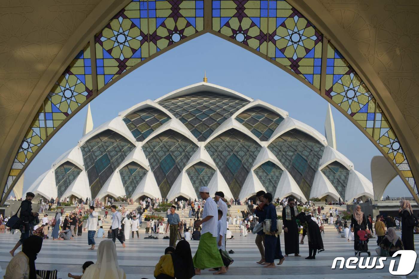 (반둥 AFP=뉴스1) 박재하기자 = 인도네시아 무슬림들이 10일 반둥시 알자바르 사원에서 라마단의 끝을 알리는 이드 알피트르 기도ㅚ에 참석하고 있다. 2024.04.10ⓒ AFP …