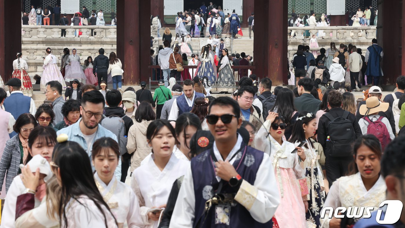 서울 경복궁을 찾은 시민과 외국인 관광객들이 즐거운 시간을 보내고 있다. 2024.4.10/뉴스1 ⓒ News1 허경 기자