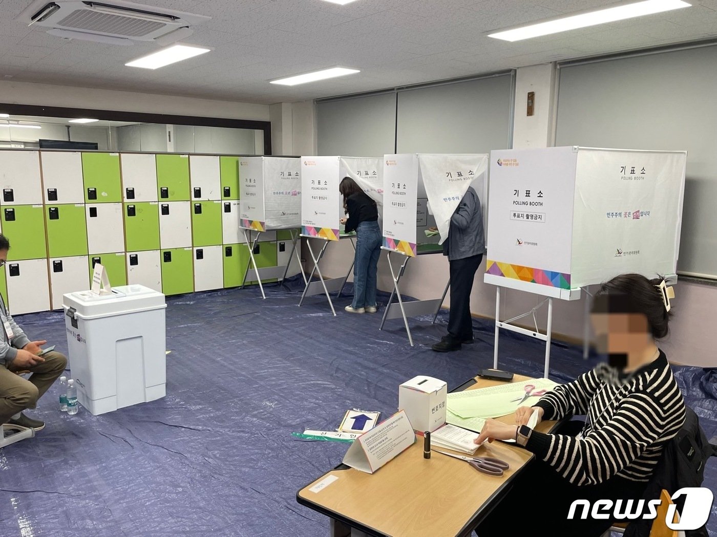 본문 이미지 - 22대 국회의원 선거일인 10일 오전 6시30분쯤 경남 창원시 성산구 사파중학교에 마련된 사파동 제5투표소에서 유권자들이 투표하고 있다.2024.4.10/뉴스1 강정태 기자
