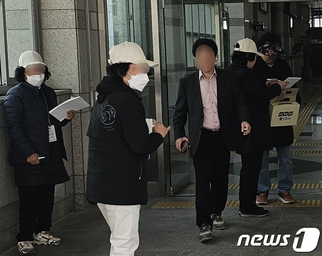 본문 이미지 - 10일 진주시 상대동 제3투표소에서 방송사 관계자들이 출구조사를 하고 있다.2024.4.10/뉴스1 한송학 기자