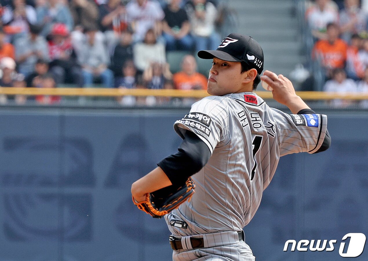 본문 이미지 - 문동주가 16일 NC 전에서 5⅓이닝 7피안타 3실점을 기록했다./뉴스1 ⓒ News1 장수영 기자