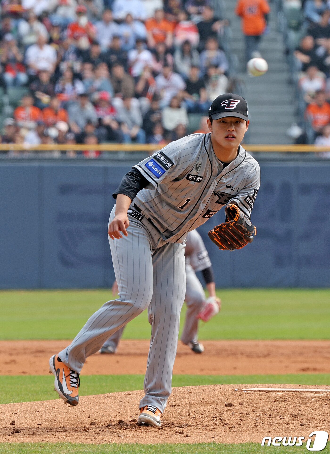 본문 이미지 - 10일 오후 서울 송파구 잠실야구장에서 열린 프로야구 '2024 신한 SOL 뱅크 KBO리그' 한화 이글스와 두산 베어스의 경기 1회 말 무사 1루 상황에서 한화 선발 문동주가 두산 허경민의 안타 타구를 바라보고 있다. 2024.4.10/뉴스1 ⓒ News1 장수영 기자