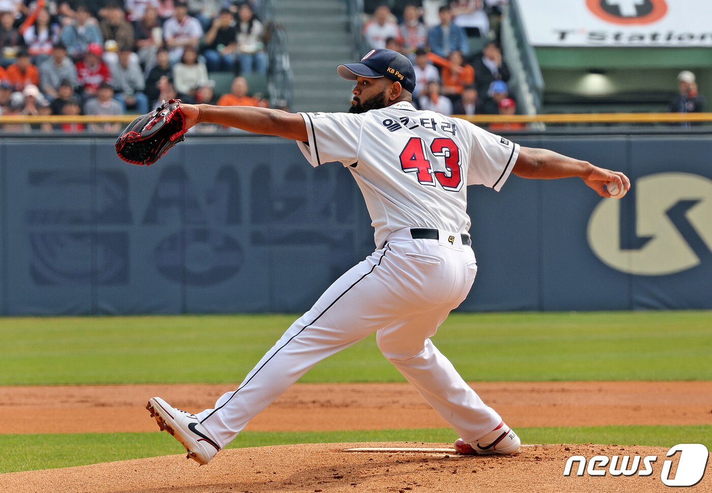 본문 이미지 - 10일 오후 서울 송파구 잠실야구장에서 열린 프로야구 '2024 신한 SOL 뱅크 KBO리그' 한화 이글스와 두산 베어스의 경기 1회 초 두산 선발투수 알칸타라가 역투하고 있다. 2024.4.10/뉴스1 ⓒ News1 장수영 기자