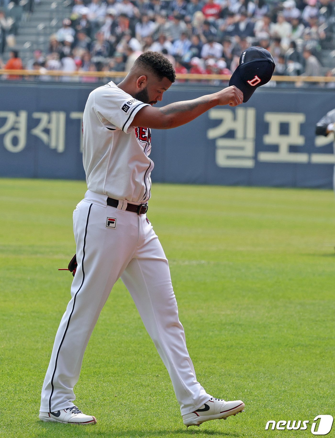 10일 오후 서울 송파구 잠실야구장에서 열린 프로야구 &#39;2024 신한 SOL 뱅크 KBO리그&#39; 한화 이글스와 두산 베어스의 경기 1회 초 2실점으로 이닝을 마친 두산 선발투수 알칸타라가 더그아웃으로 향하고 있다. 2024.4.10/뉴스1 ⓒ News1 장수영 기자