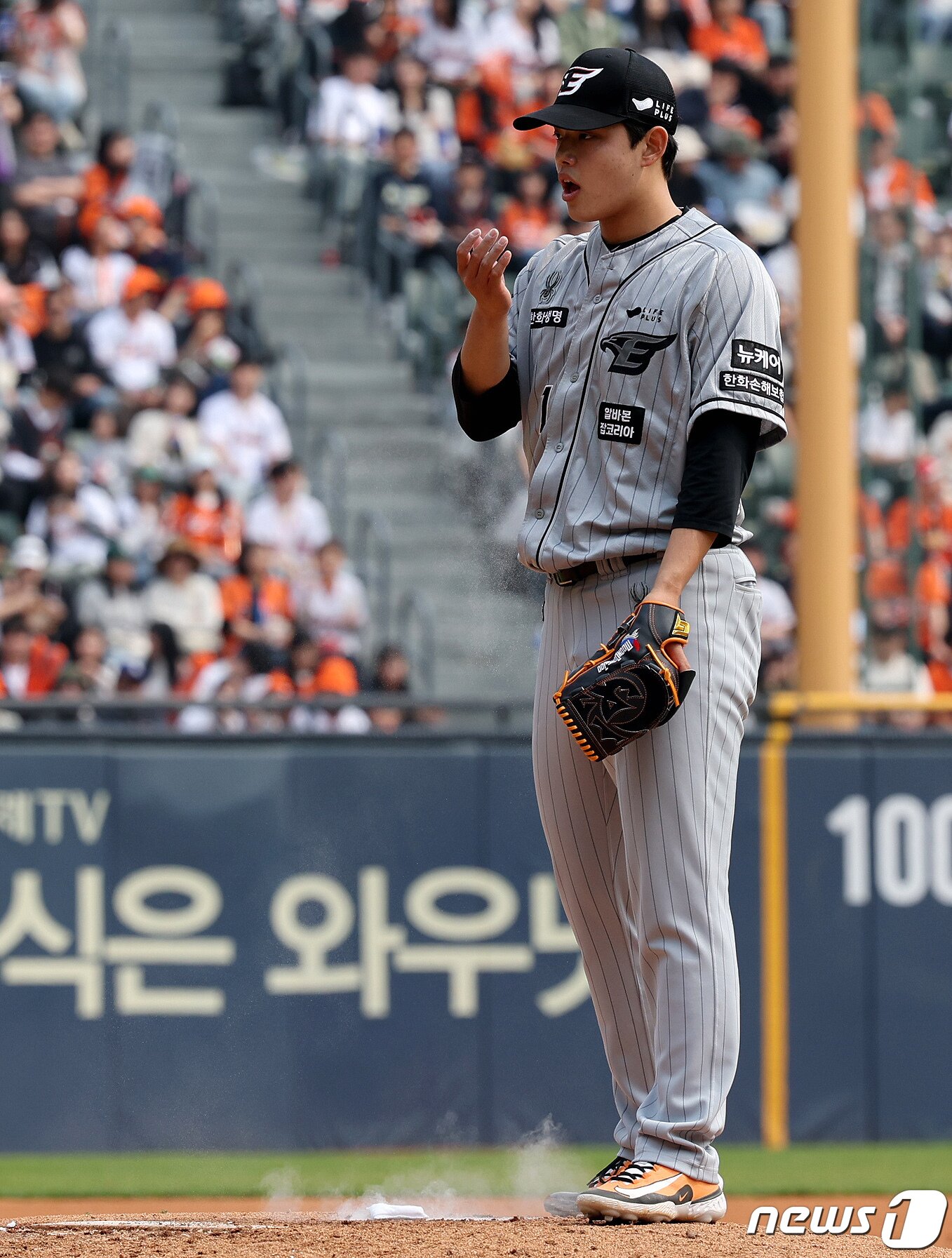 본문 이미지 - 10일 오후 서울 송파구 잠실야구장에서 열린 프로야구 '2024 신한 SOL 뱅크 KBO리그' 한화 이글스와 두산 베어스의 경기 1회 말 한화 선발투수 문동주가 5실점한 뒤 투구를 준비하고 있다. 2024.4.10/뉴스1 ⓒ News1 장수영 기자