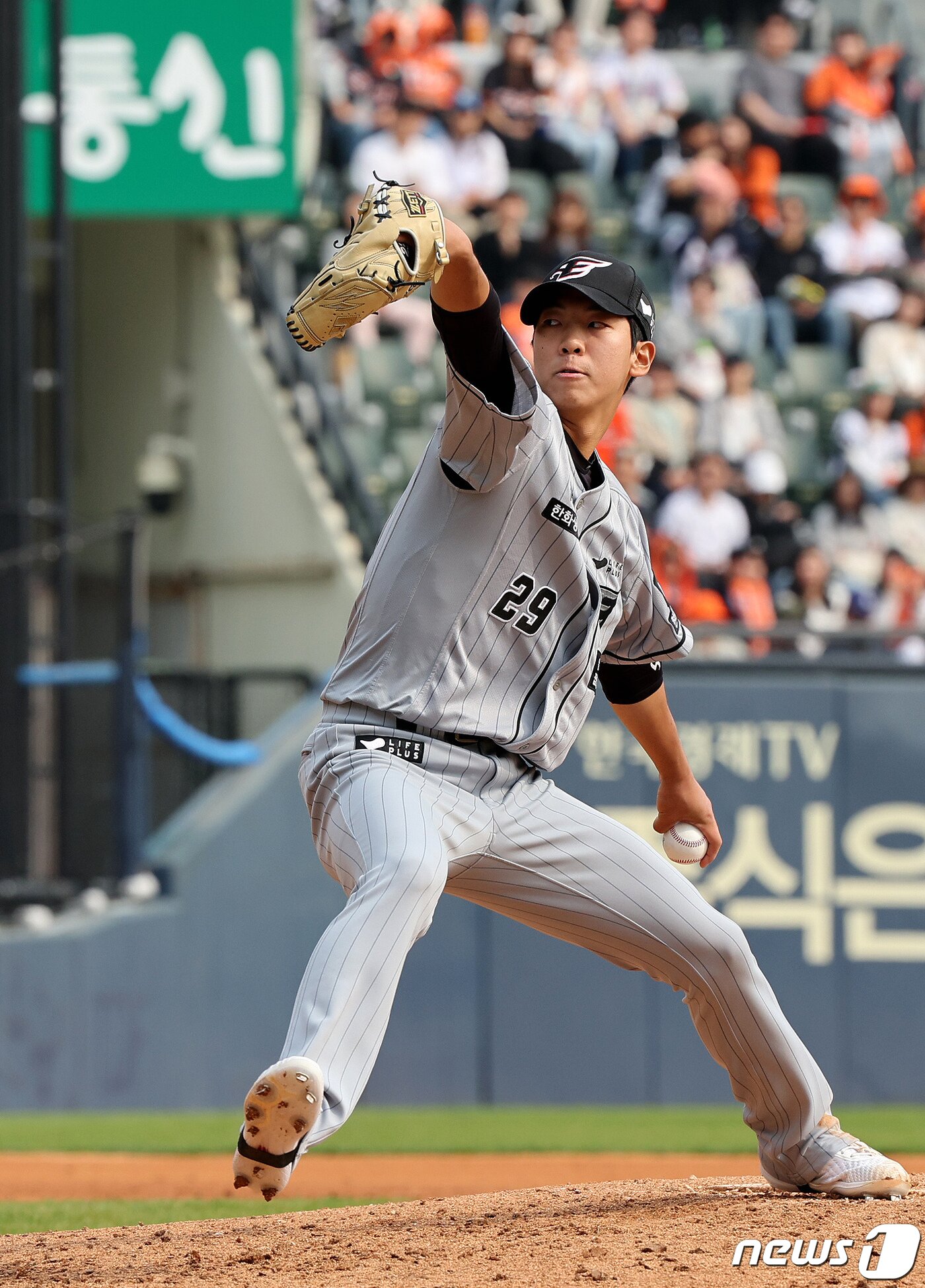 10일 오후 서울 송파구 잠실야구장에서 열린 프로야구 &#39;2024 신한 SOL 뱅크 KBO리그&#39; 한화 이글스와 두산 베어스의 경기 4회 말 한화 황준서가 6대4로 뒤지고 있는 상황에서 마운드에 올라 역투하고 있다. 2024.4.10/뉴스1 ⓒ News1 장수영 기자