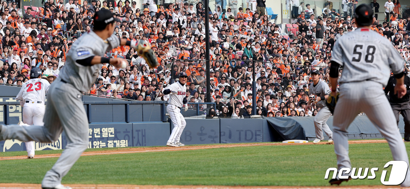 (서울=뉴스1) 장수영 기자 = 10일 오후 서울 송파구 잠실야구장에서 열린 프로야구 '2024 신한 SOL 뱅크 KBO리그' 한화 이글스와 두산 베어스의 경기 5회 말 두산 공격 …