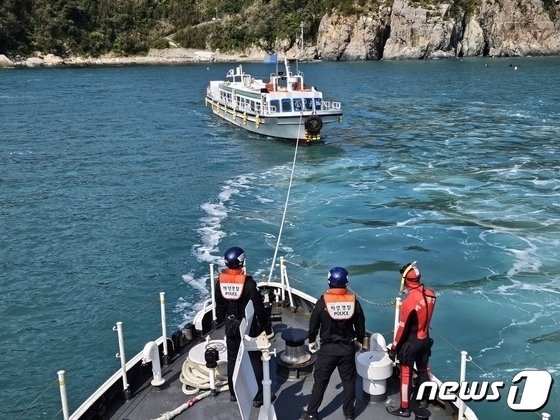 10일 경남 통영시 오곡도 인근 해상에서 해경이 표류한 B호에 예인줄을 연결하고 있다.&#40;통영해경 제공&#41;