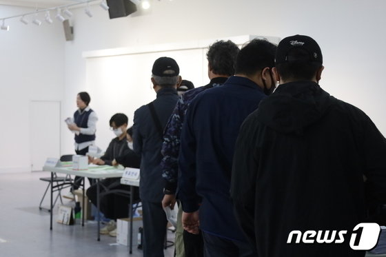 본문 이미지 - 10일 오후 부산 부산진구청 내 차려진 투표소에서 유권자들이 투표를 하기 위해 줄을 서 있다. 2024.4.10. 손연우 기자