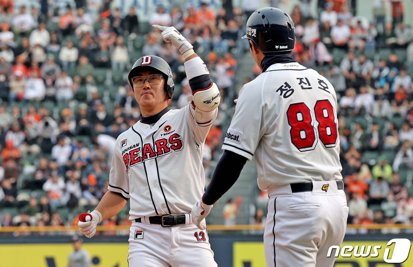 본문 이미지 - 10일 오후 서울 송파구 잠실야구장에서 열린 프로야구 '2024 신한 SOL 뱅크 KBO리그' 한화 이글스와 두산 베어스의 경기 8회 말 두산 공격 2사 2루상황에서 타석에 들어선 허경민이 1타점 적시타를 친 뒤 세리머니를 하고 있다. 2024.4.10/뉴스1 ⓒ News1 장수영 기자