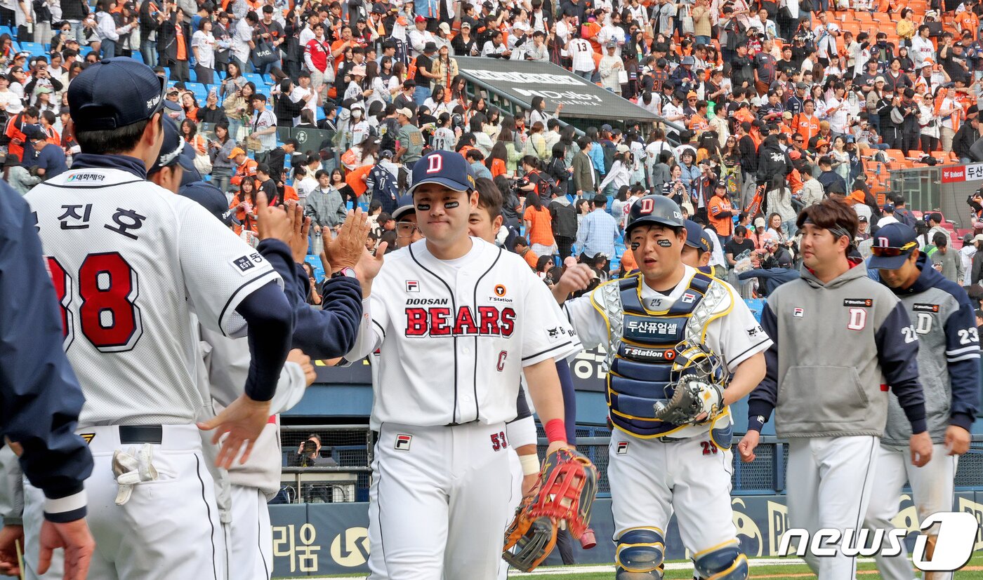본문 이미지 - 10일 오후 서울 송파구 잠실야구장에서 열린 프로야구 '2024 신한 SOL 뱅크 KBO리그' 한화 이글스와 두산 베어스의 경기에서 7대4로 승리를 거둔 두산 선수들이 하이파이브 하고 있다. 2024.4.10/뉴스1 ⓒ News1 장수영 기자