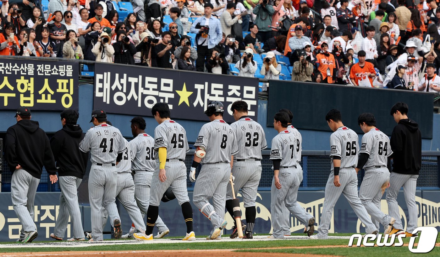 10일 오후 서울 송파구 잠실야구장에서 열린 프로야구 &#39;2024 신한 SOL 뱅크 KBO리그&#39; 한화 이글스와 두산 베어스의 경기에서 7대4로 패배하며 5연패를 기록한 한화 선수들이 경기장 밖으로 이동하고 있다. 2024.4.10/뉴스1 ⓒ News1 장수영 기자