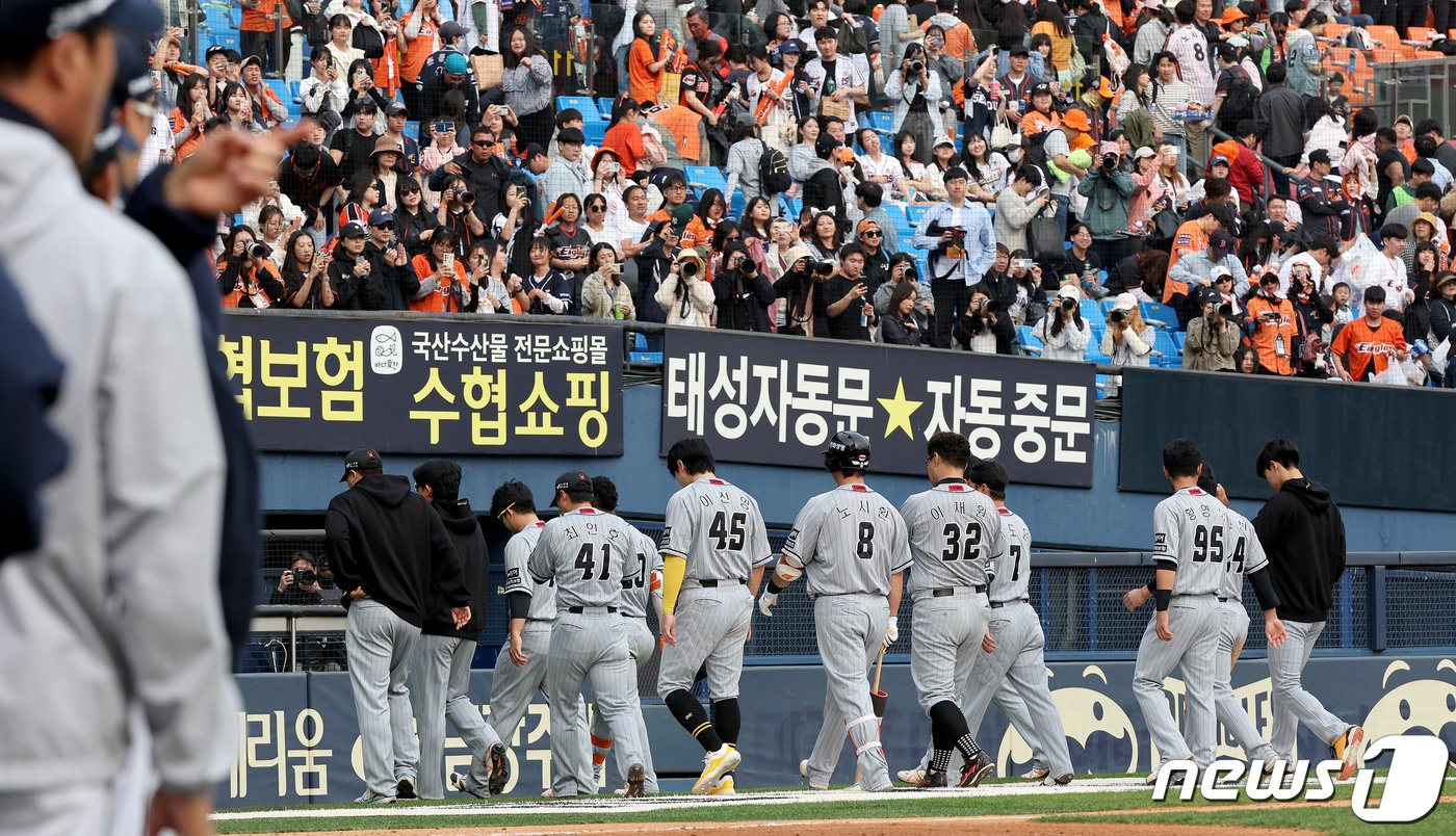 10일 오후 서울 송파구 잠실야구장에서 열린 프로야구 &#39;2024 신한 SOL 뱅크 KBO리그&#39; 한화 이글스와 두산 베어스의 경기에서 7대4로 패배하며 5연패를 기록한 한화 선수들이 경기장 밖으로 이동하고 있다. 2024.4.10/뉴스1 ⓒ News1 장수영 기자