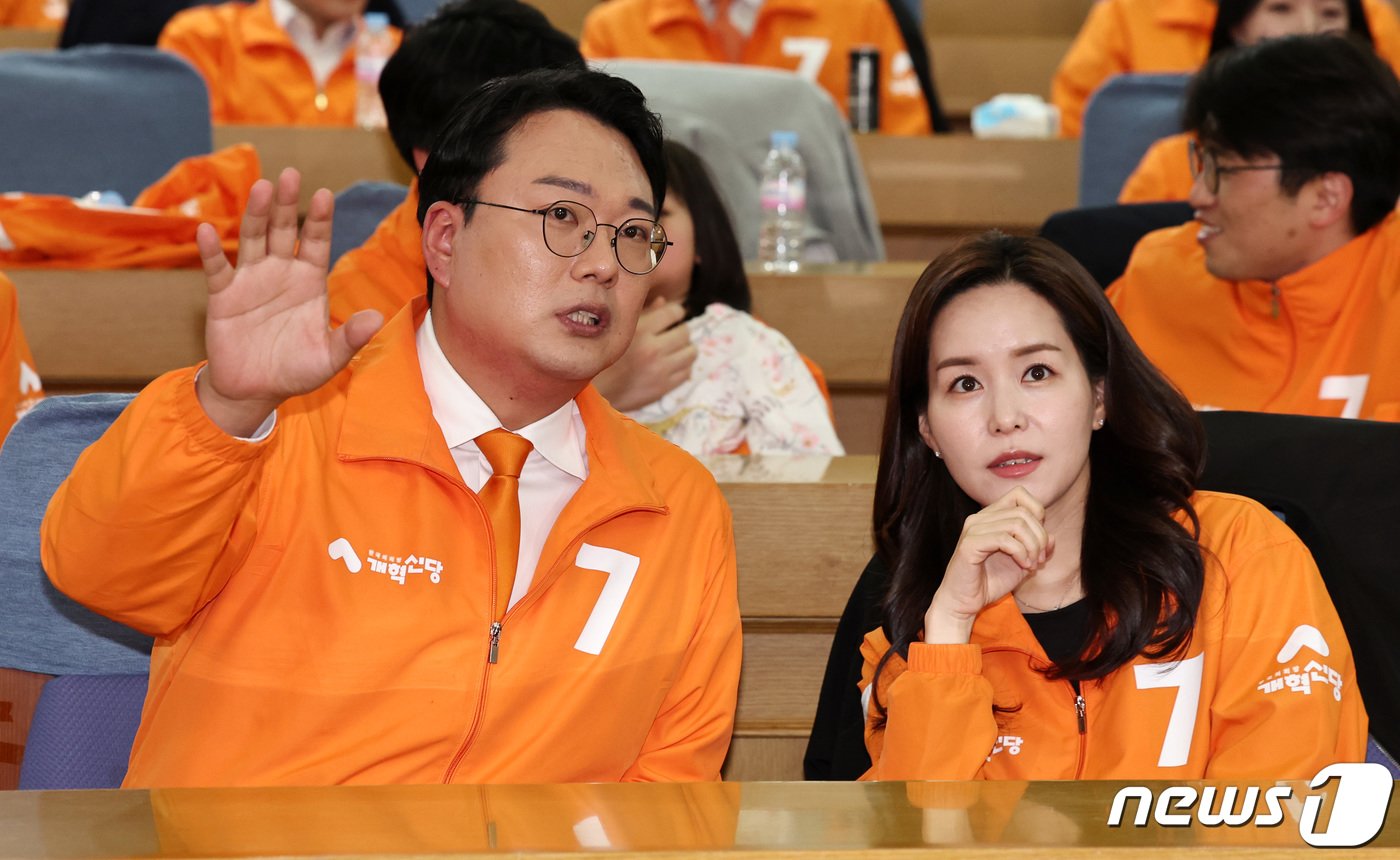 본문 이미지 - 이주영, 천하람 개혁신당 총괄선거대책위원장이 10일 오후 서울 여의도 국회의원회관에 마련된 제22대 국회의원선거 개표 상황실에서 개표 방송을 지켜보고 있다. 2024.4.10/뉴스1 ⓒ News1 구윤성 기자